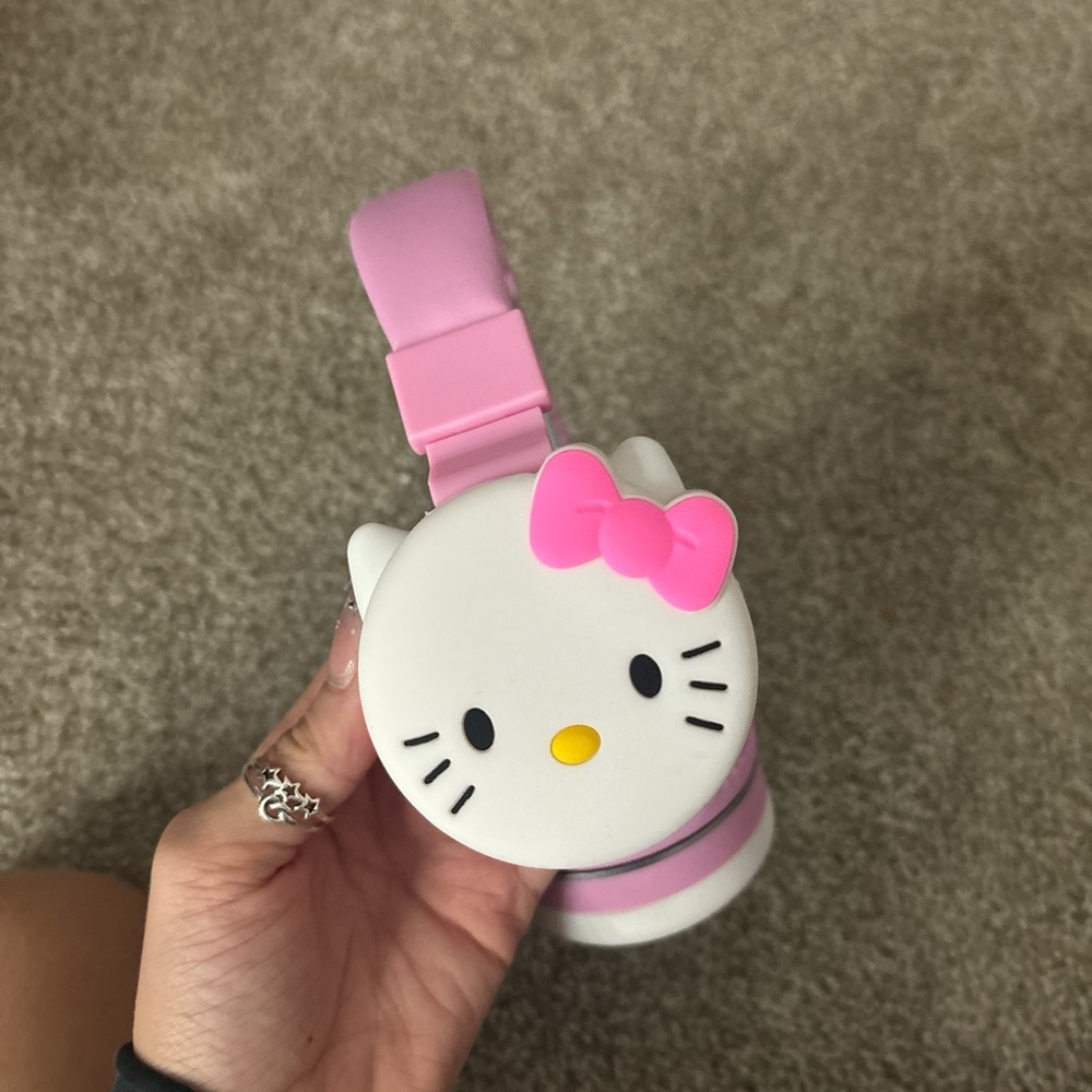 Pink hello kitty headphones